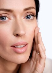 chăm-sóc-da-giảm-lão-hóa:-sự-khác-biệt-giữa-kem-và-dưỡng chất (serum)