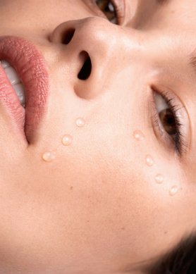 các-loại-kem-dưỡng-và-dưỡng chất (serum)-giảm-nhăn-nên-thêm-vào-quy-trình-chăm-sóc-da-của-bạn