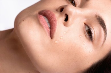 các-loại-kem-dưỡng-và-dưỡng chất (serum)-giảm-nhăn-nên-thêm-vào-quy-trình-chăm-sóc-da-của-bạn